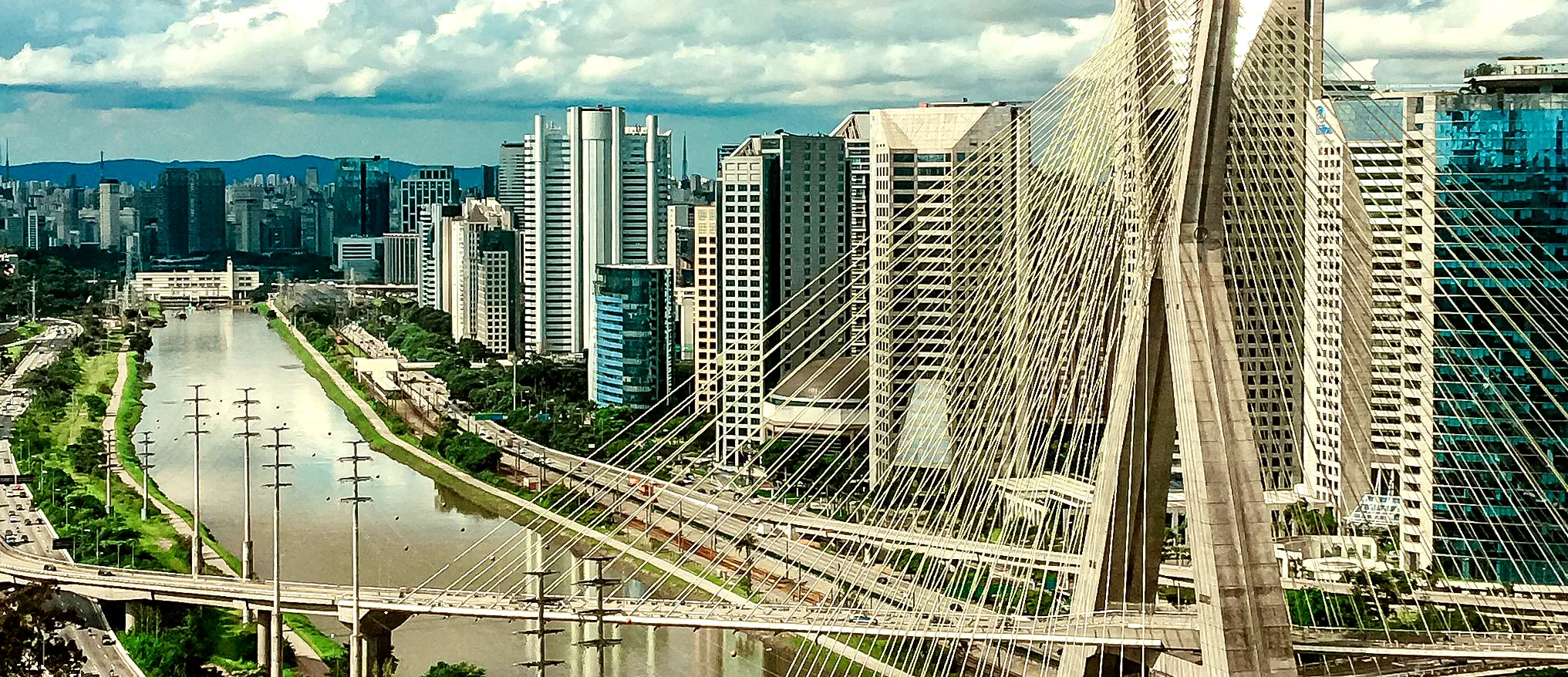 Vista da Ponte Estaiada e do Rio Pinheiros, região do Real Parque, em São Paulo
